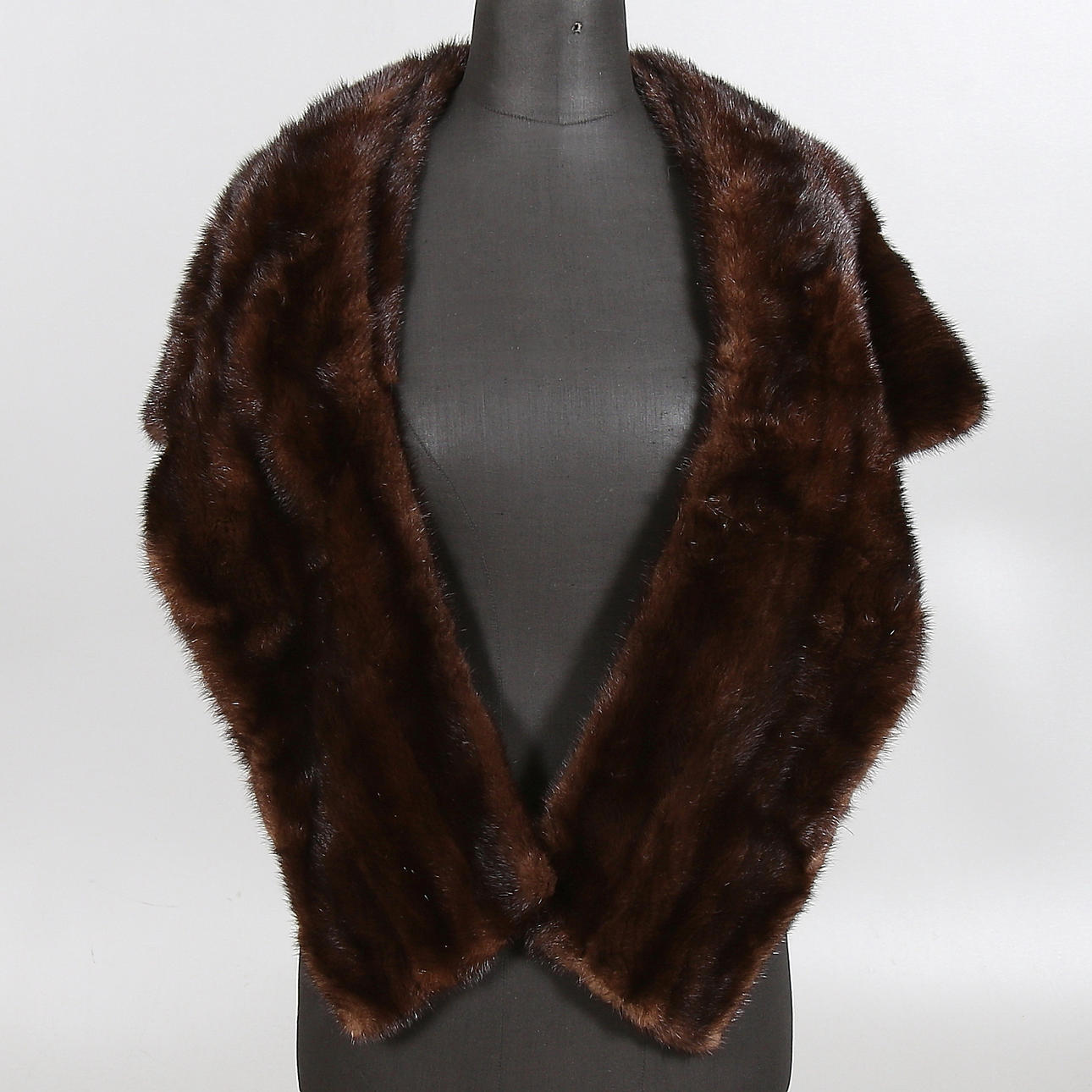 KRAGE / CAPE, helryckt mink, Comstedts päls, Motala. 1900-talets mitt.