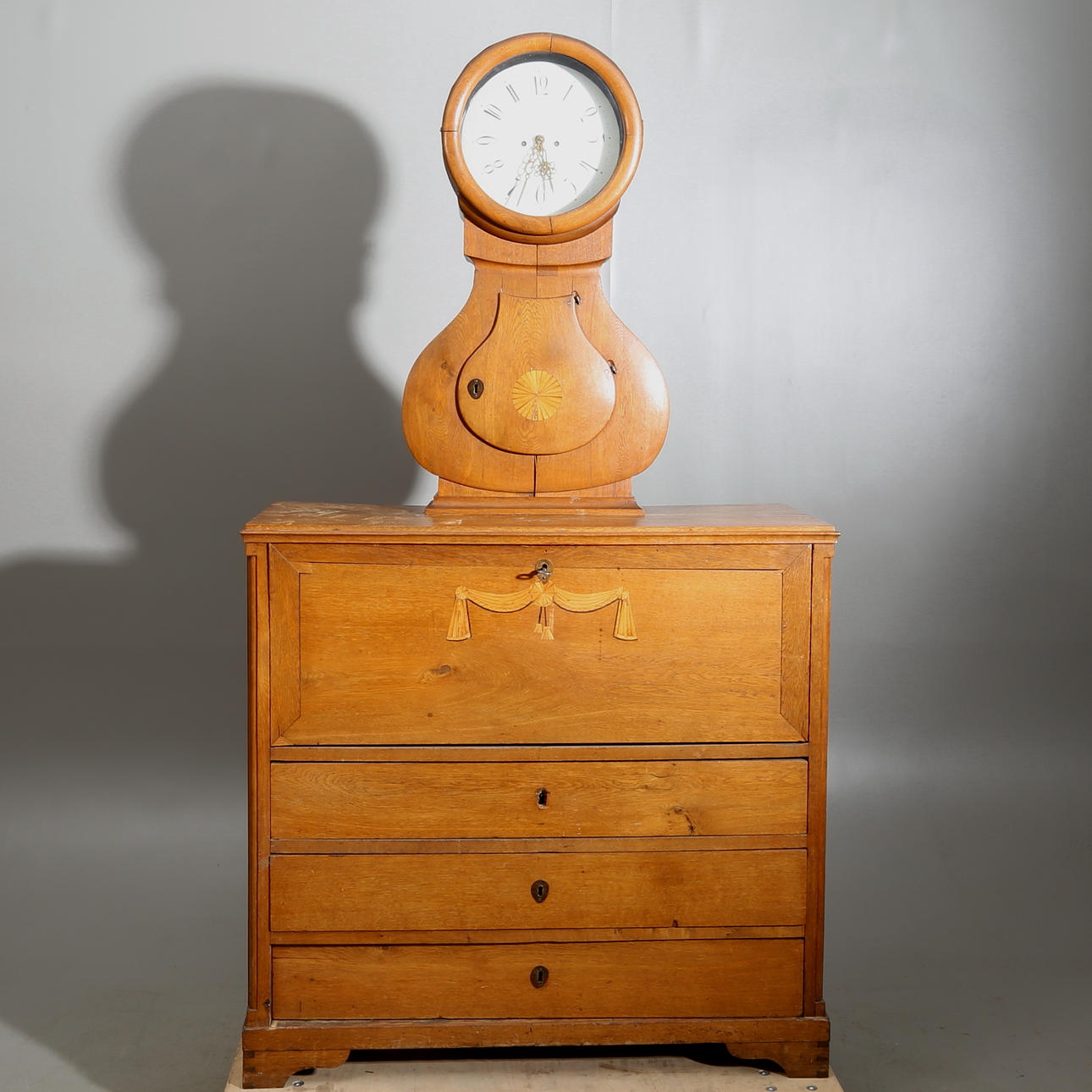 KLOCKSKÅP, med skrivklaff, 1800-tal.