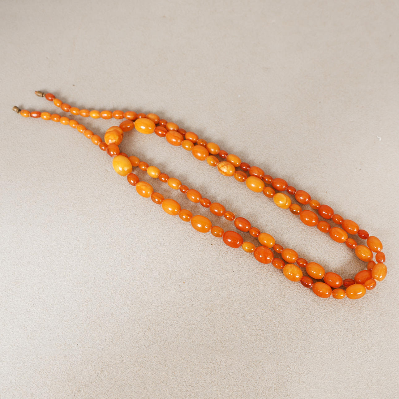 A LONG AMBER NECKLACE.