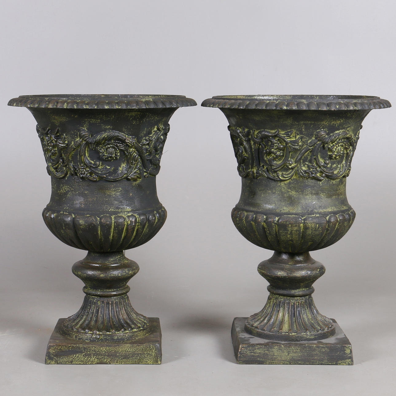 URNOR, ett par, gjutjärn, grönpatinerade, samtida.