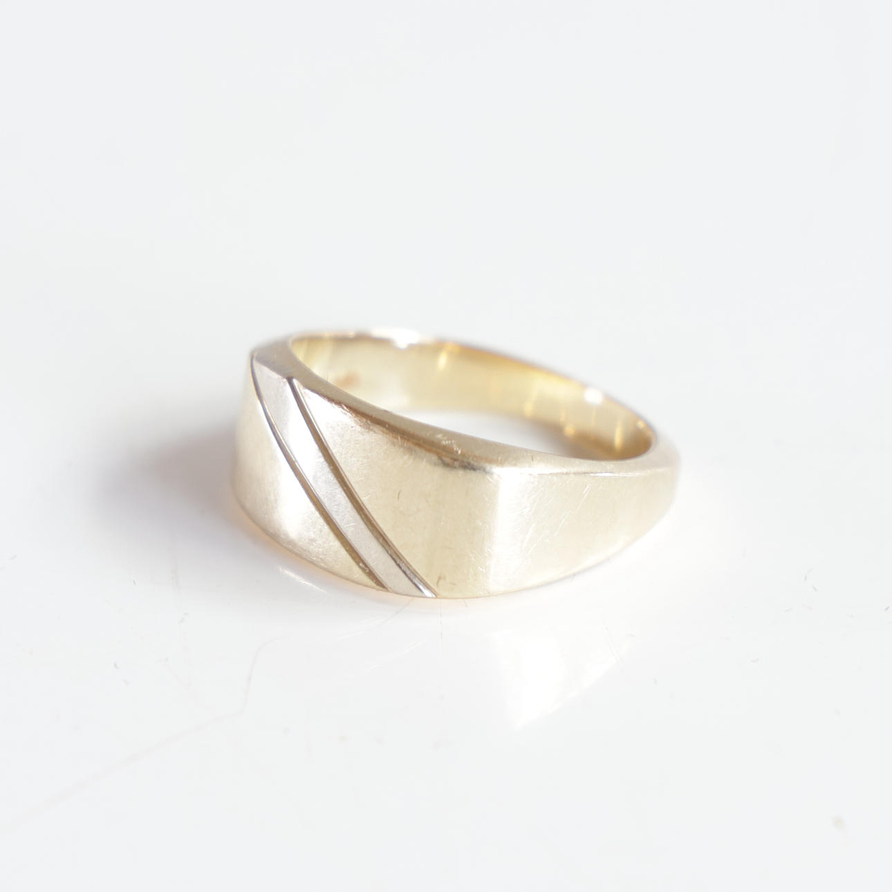 Men's ring in 14k gold, hallmarked 'SC 585'.