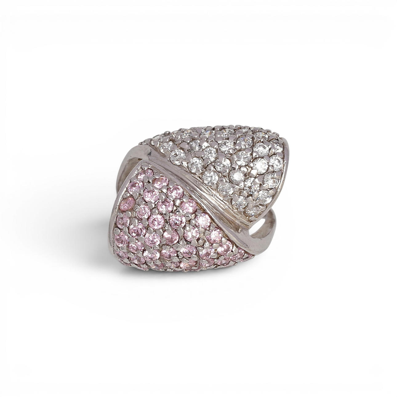 Ring med pavé av kubiska zirkonior.