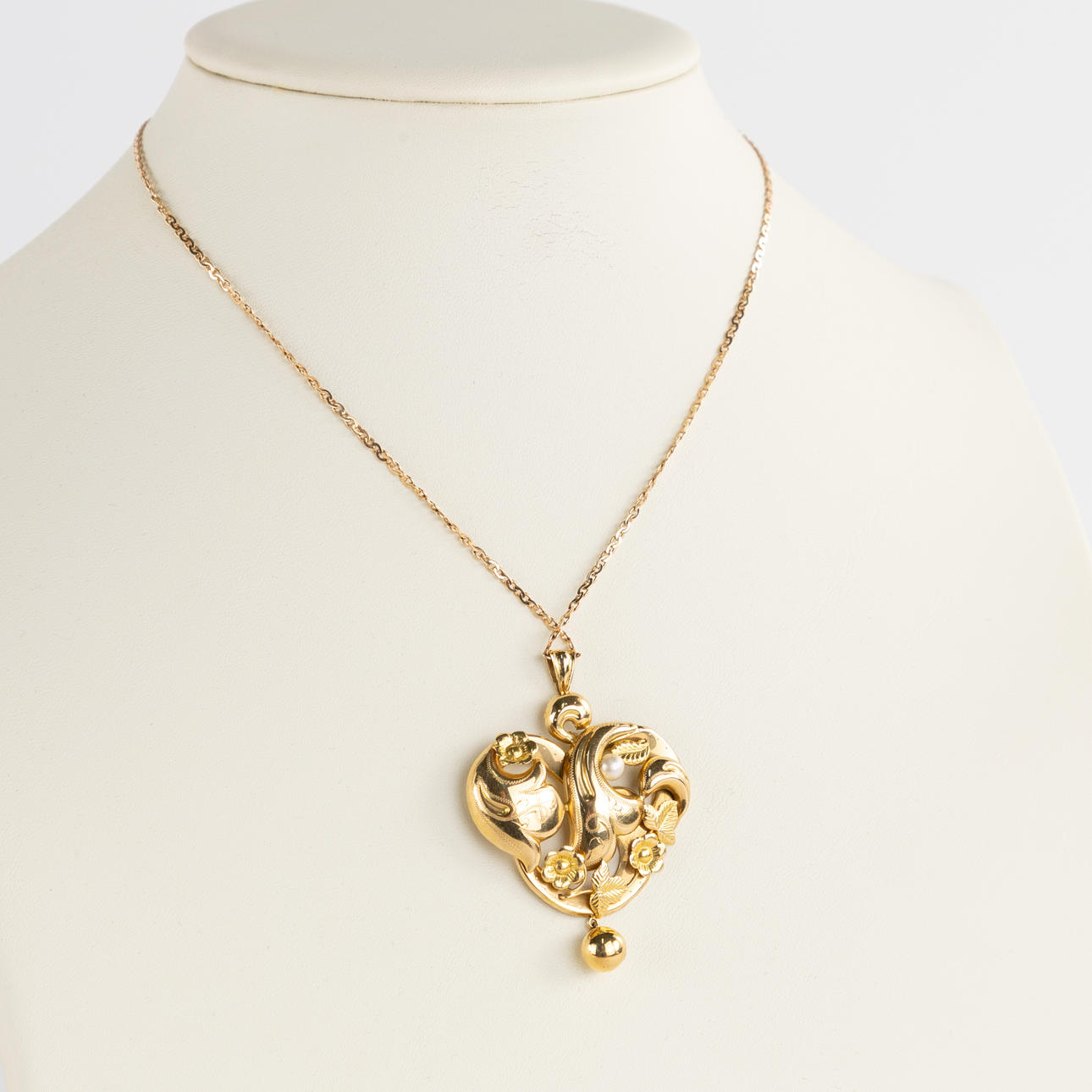 CHAIN WITH PENDANT, 18k gold.