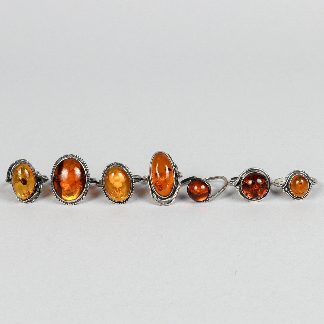 RINGS 7 pieces, silver and amber.