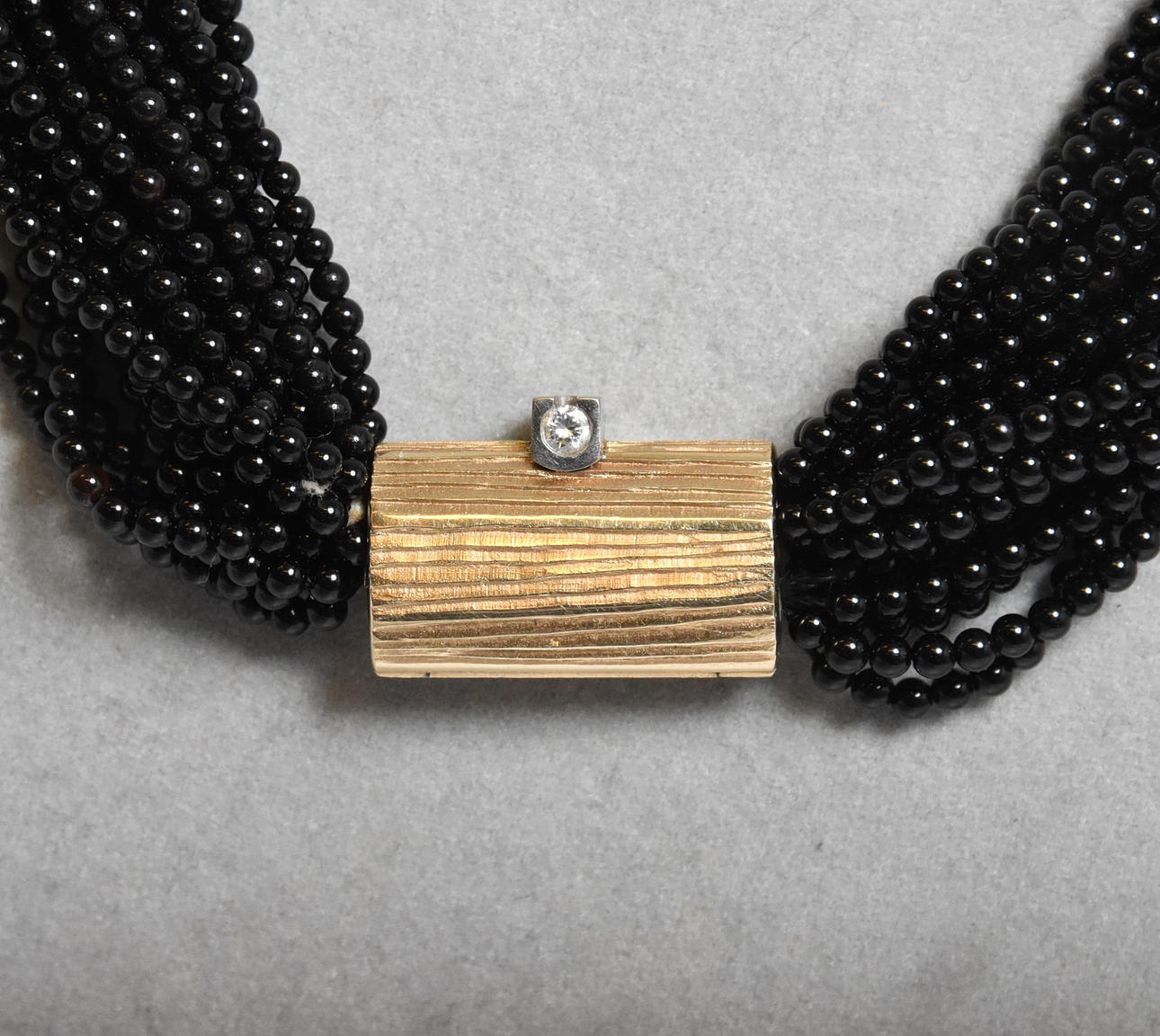 OLE LYNGGAARD. lås, collier, 14 k guld med 2 st briljantslipade diamanter, för 1-3 rader Collier.