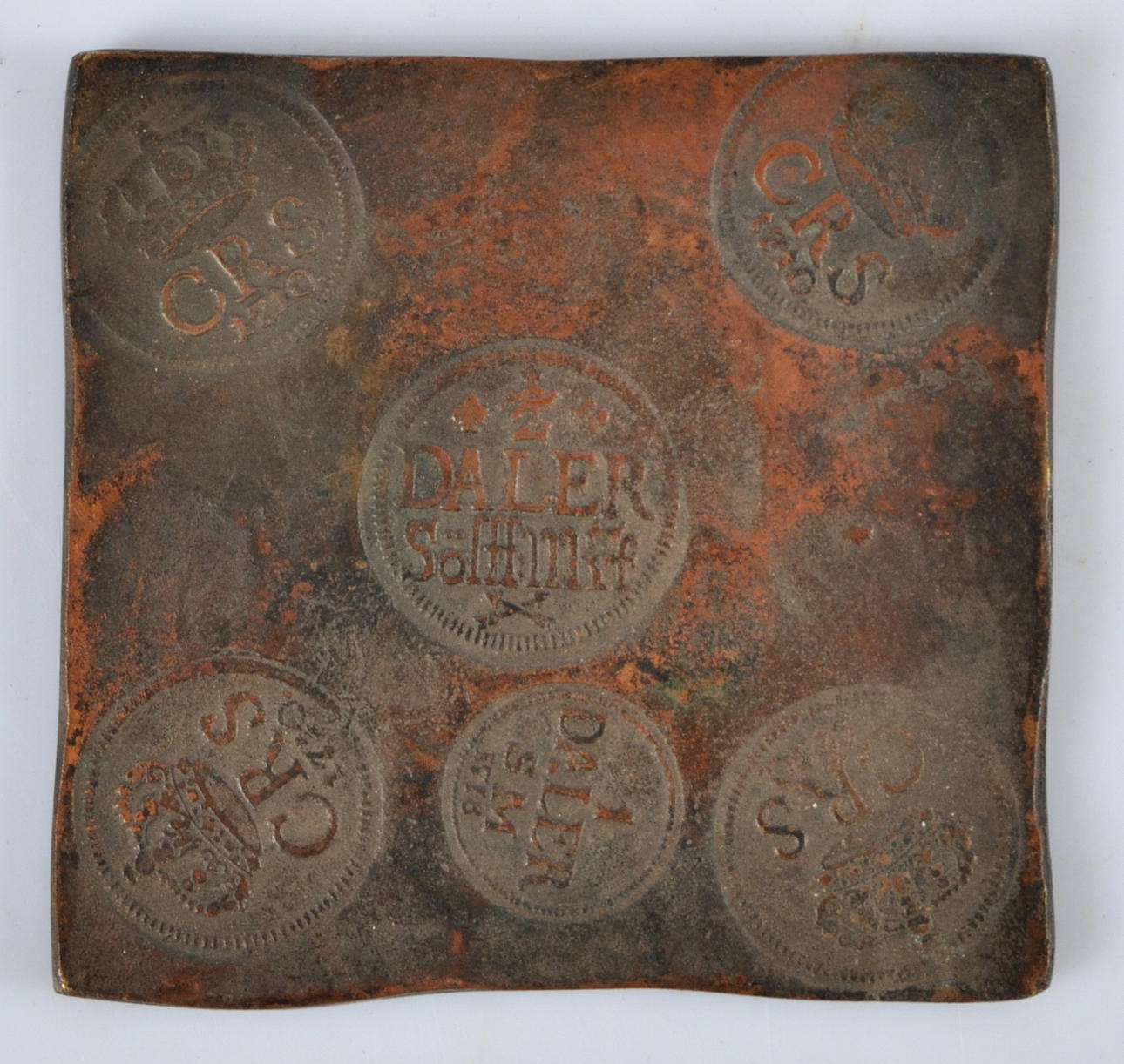 PLÅTMYNT : 1 Daler ,1710 med mittstämpel, kopia.