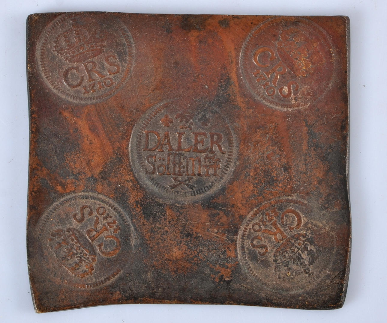 PLÅTMYNT : 1/2 Daler ,1710 med mittstämpel, kopia.