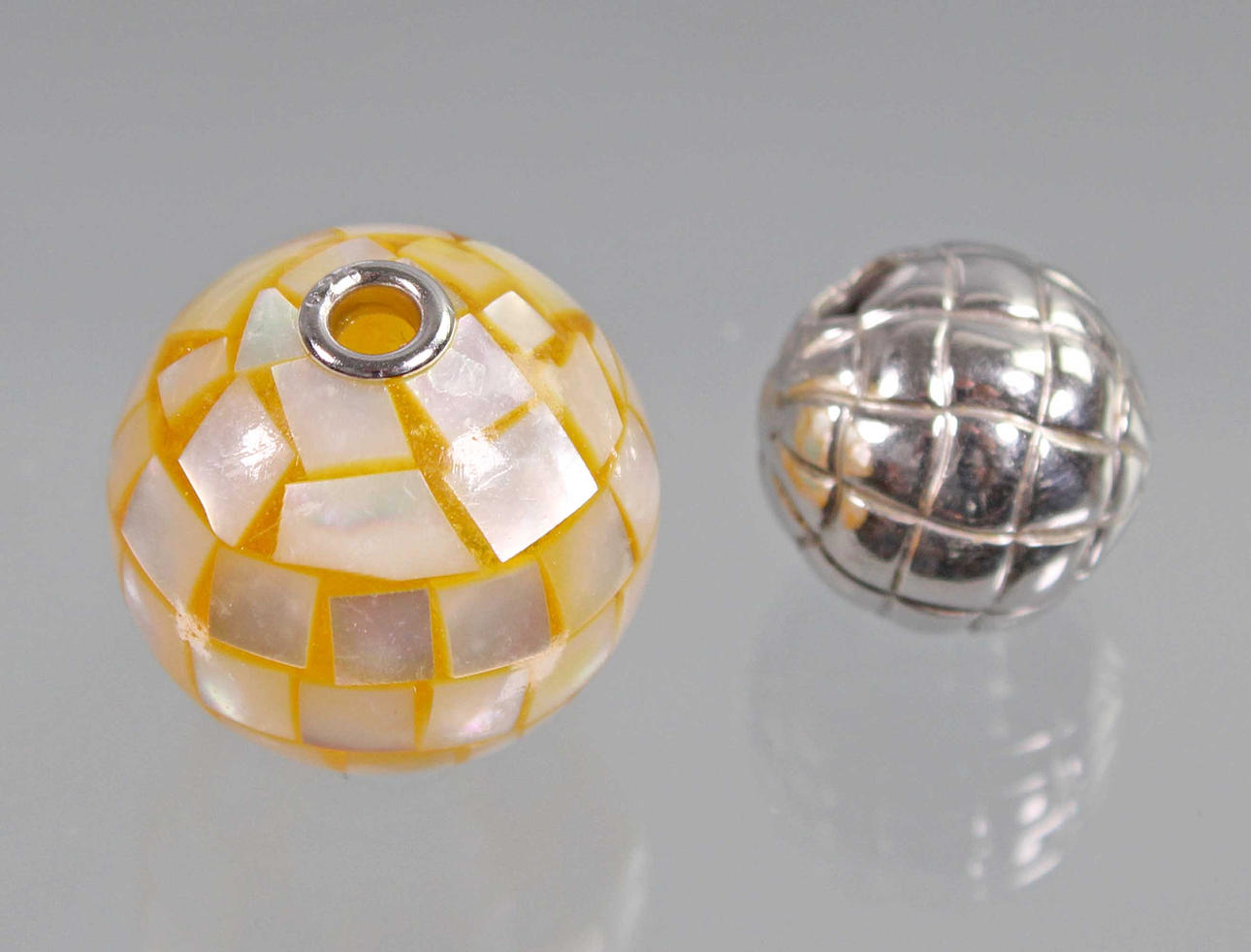 2 SPHERE PENDANTS, 925 silver.
