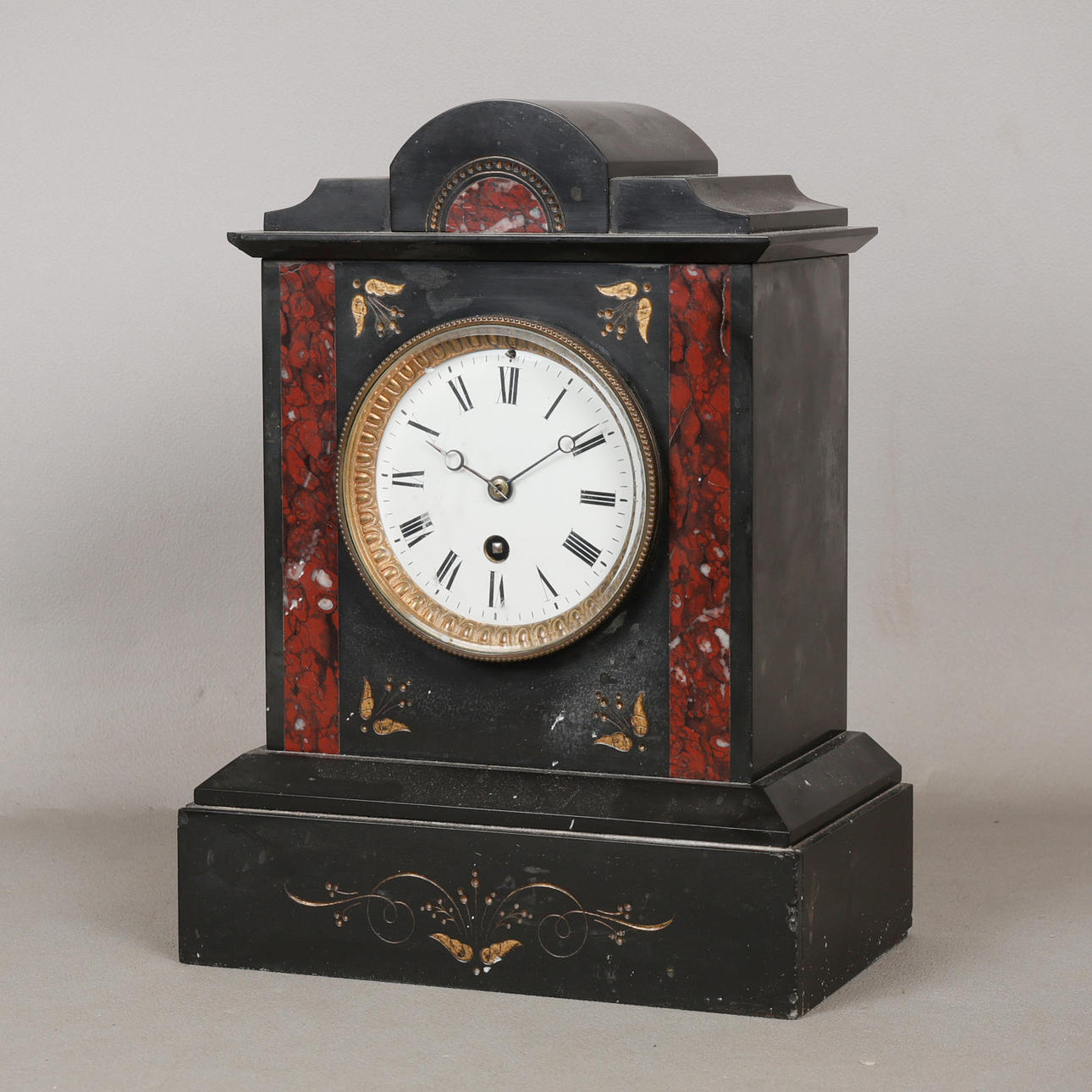 A VICTORIAN BLACK SLATE & ROUGE MARBLE MANTLE CLOCK.