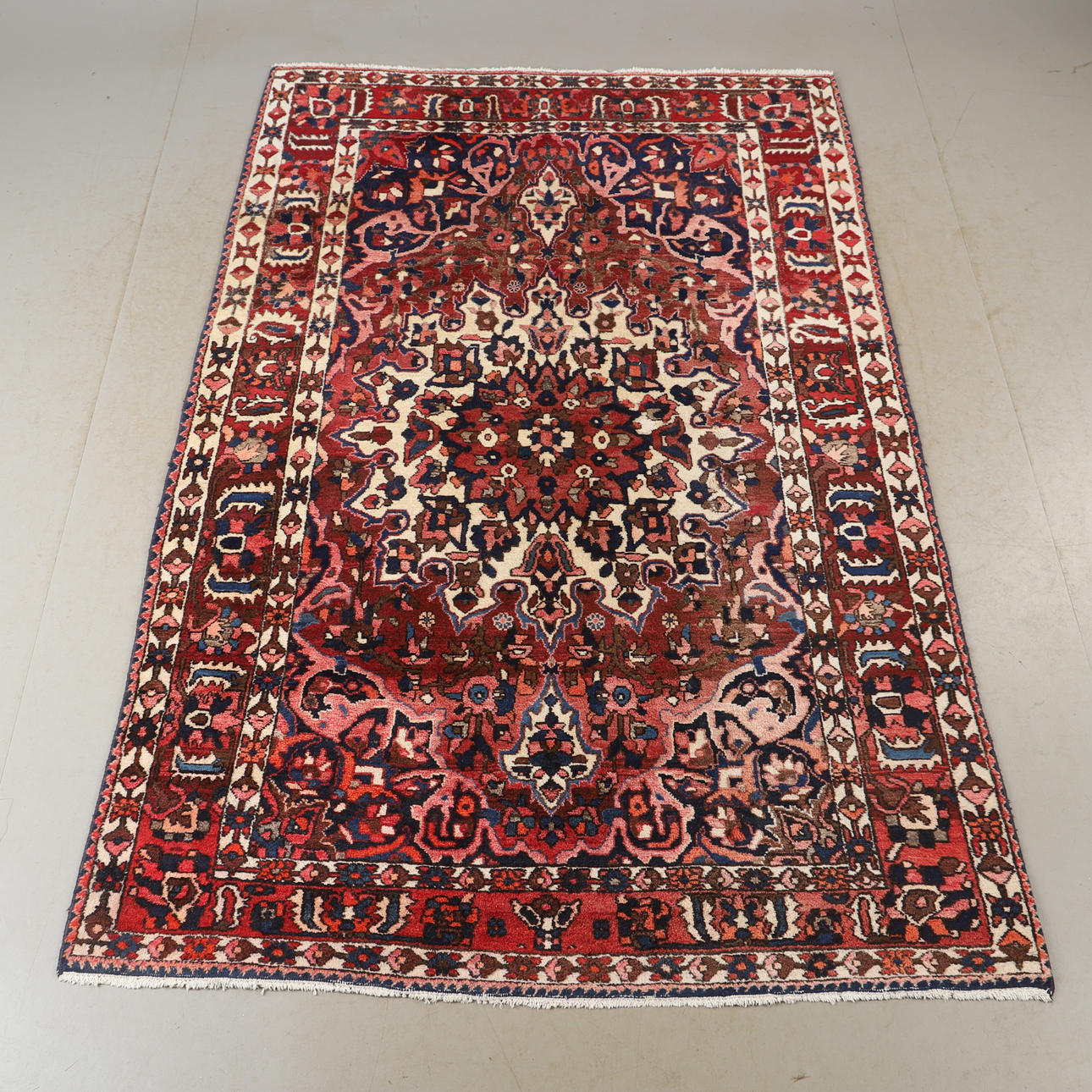 CARPET, "Isfahan Bakhtiar", 248 x 159 cm.