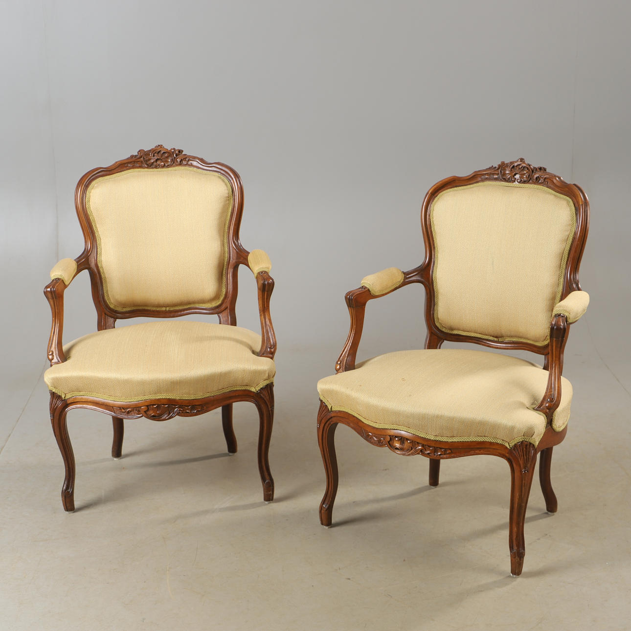 ARMCHAIRS, 1 pair, mahogany, Rococo style.