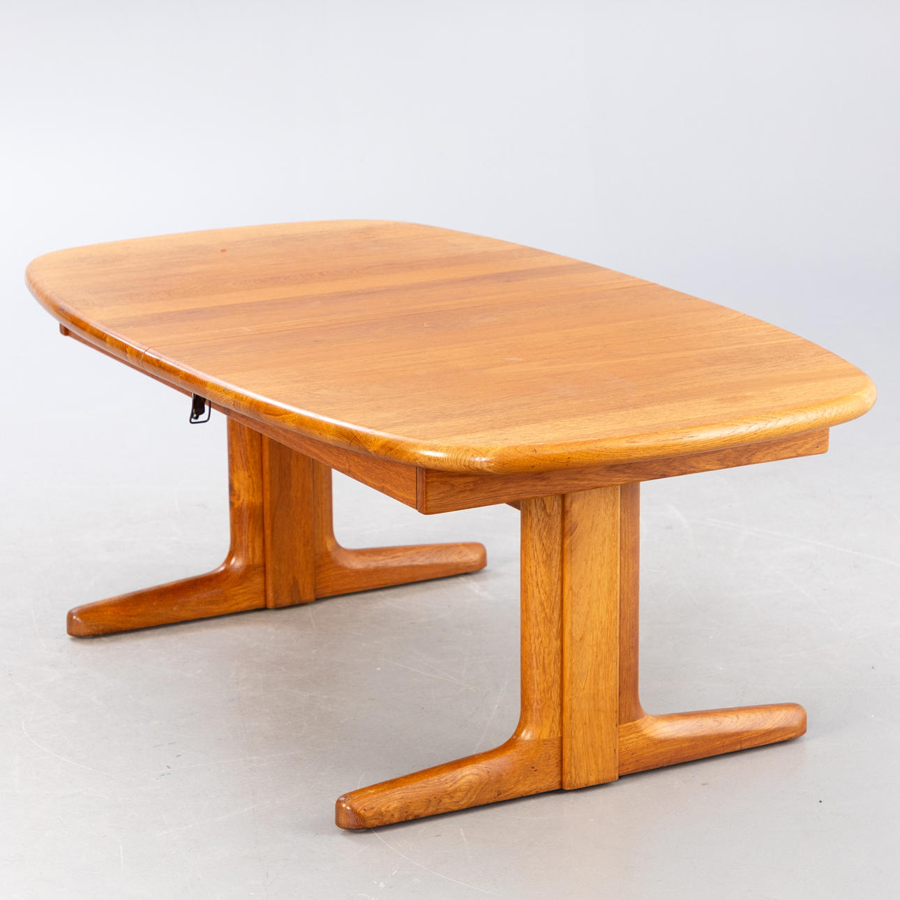 Dining table, solid teak, version with extension leaf, height-adjustable.