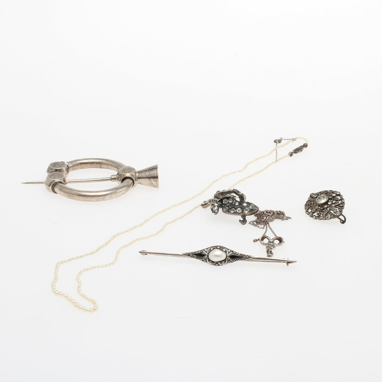 BROSCHER, 2 st, HALSBAND, 2 st samt DRÄKTSPÄNNE samt SLIPSNÅL, silver, 1800/1900-tal.