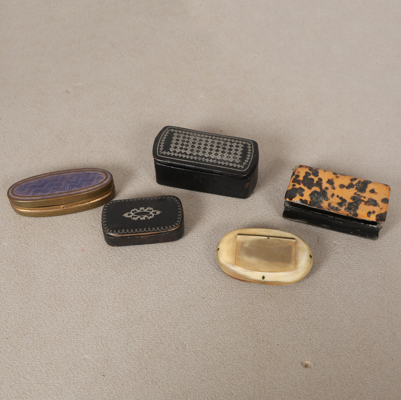 A COLLECTION OF BOXES TO INCLUDE AN ENAMELLED EXAMPLE, A TORTOISE SHELL LIDDED EXAMPLE, HORN EXAMPLE ETC (5).