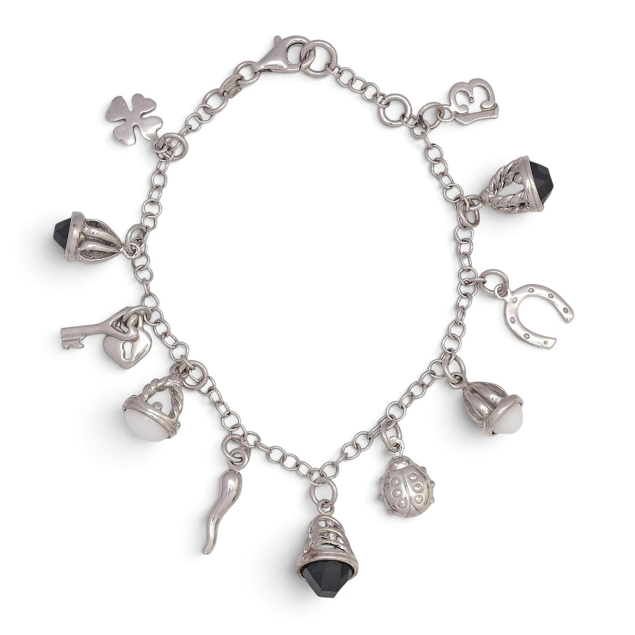 Armband i silver med berlocker.
