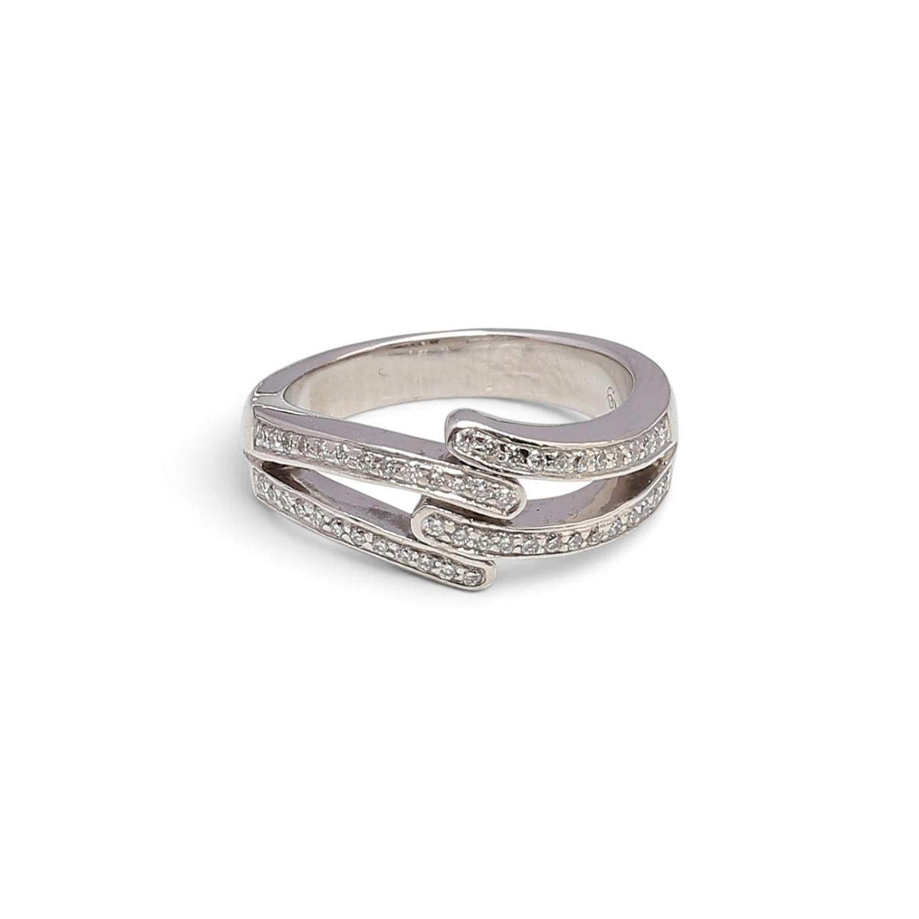 Ring i vitguld med diamanter.