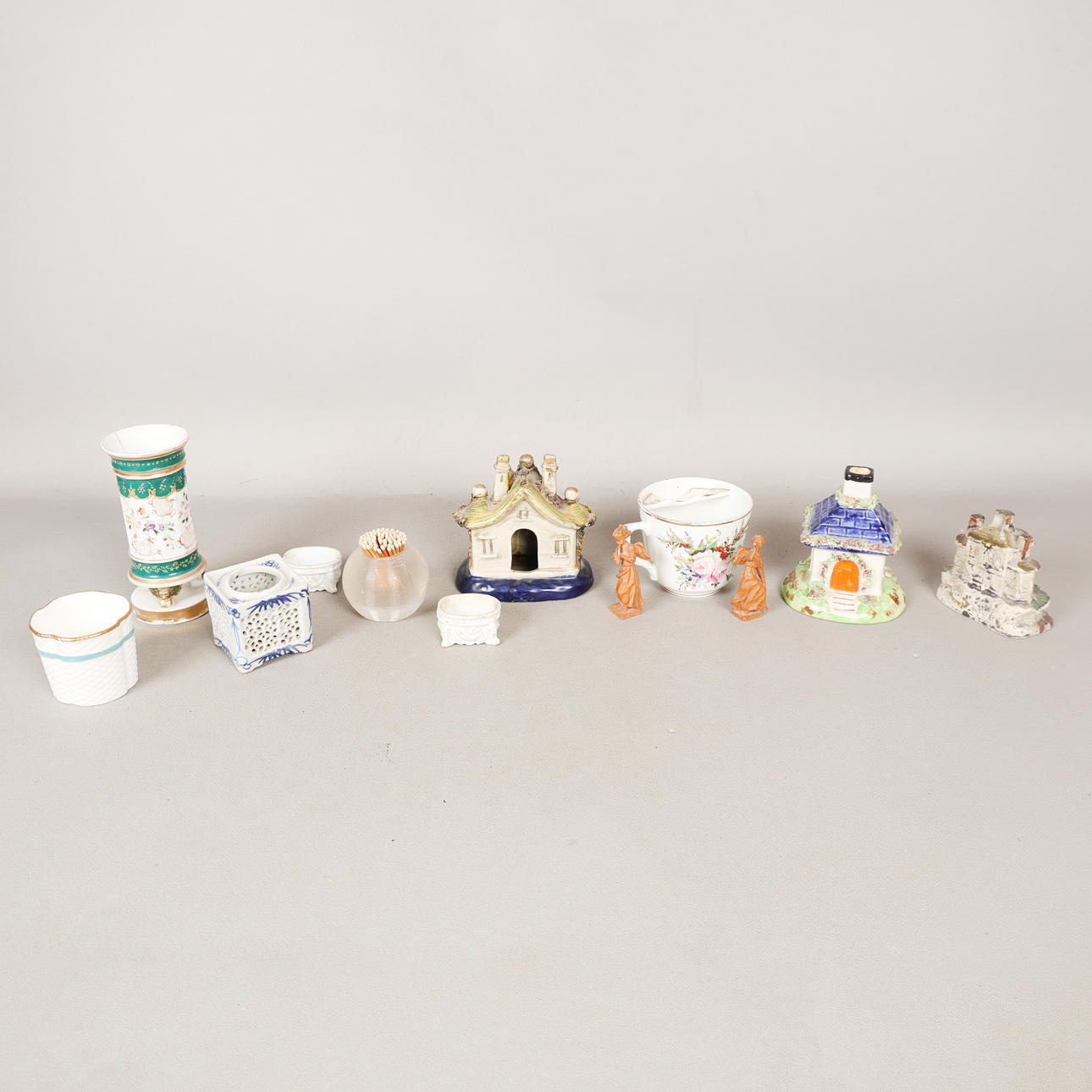 A COLLECTION OF CERAMICS (10).