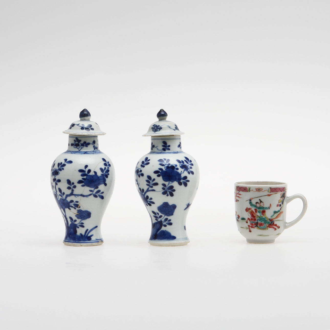 LOCKURNOR, ett par, samt KOPP, porslin, Kina, Kangxi(1662-1722) resp Qianlong(1736-1795).