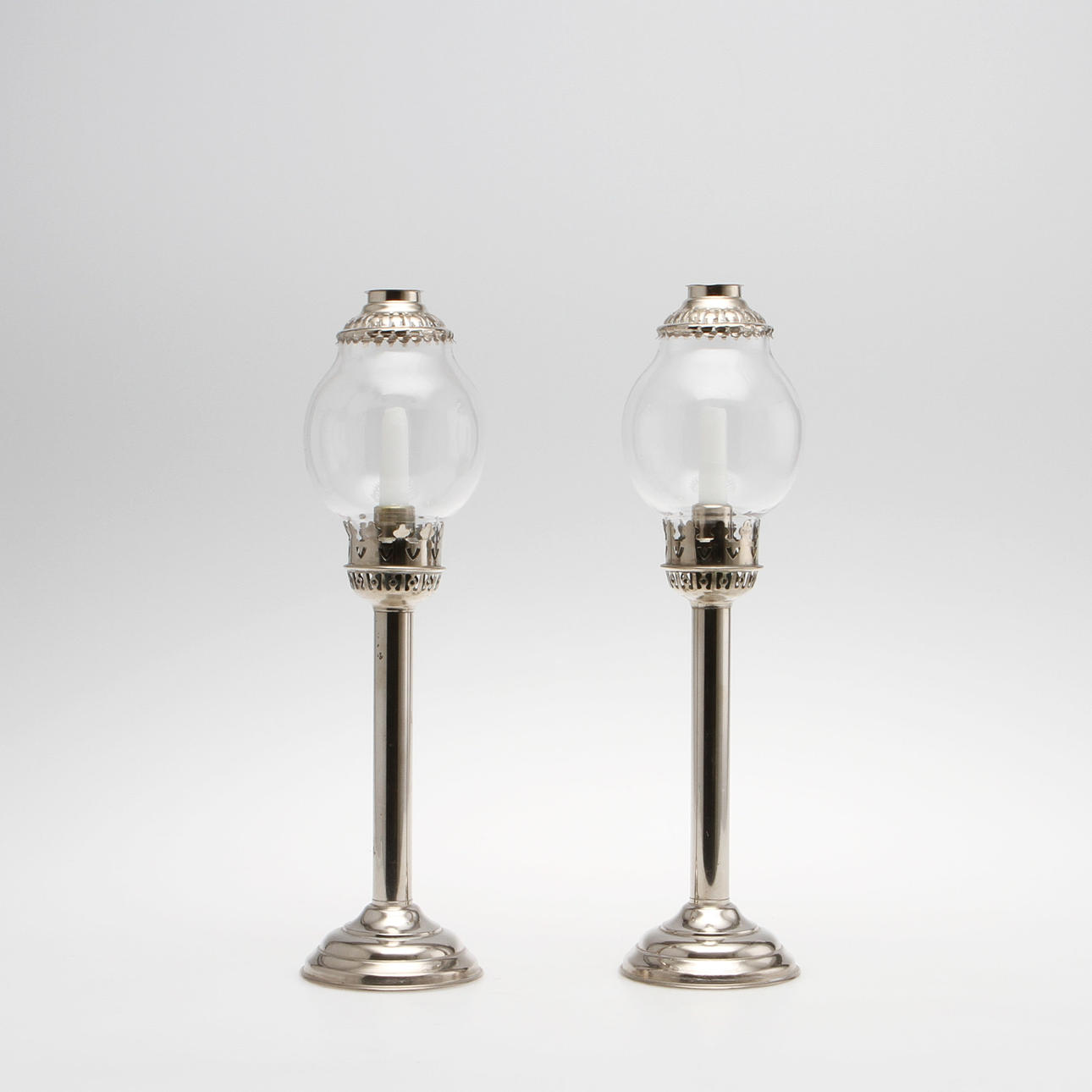 LJUSSTAKAR, ett par, vitmetall, 1900-tal.