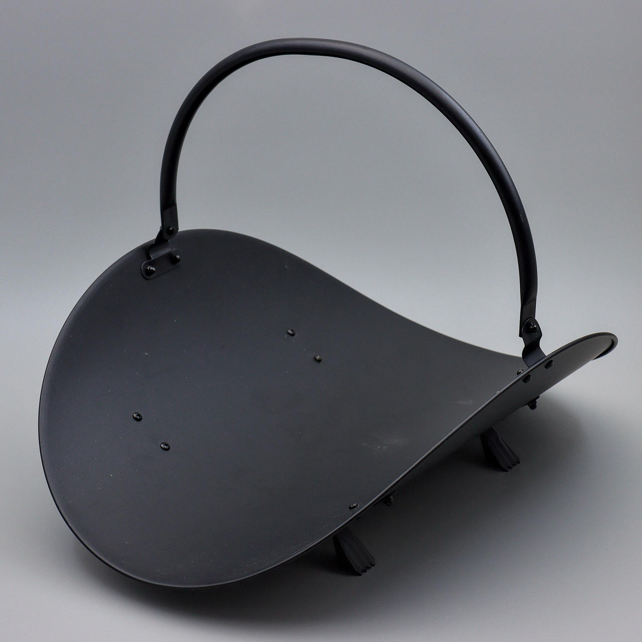 BLACK METAL LOG BASKET.