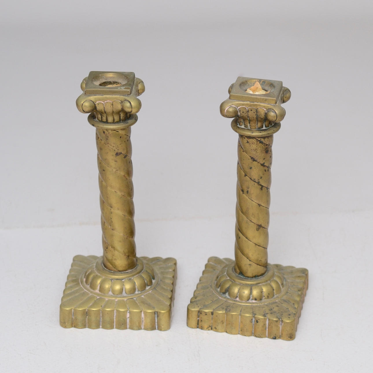 LJUSSTAKAR, ETT PAR MÄSSING. 18/1900-tal.