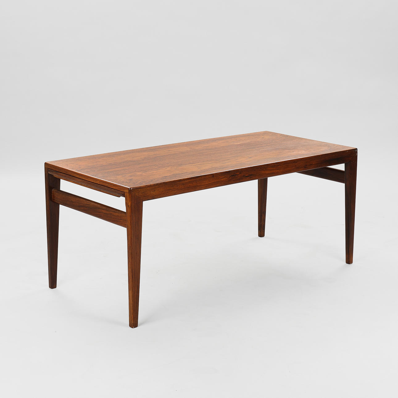 JOHANNES ANDERSEN. Rectangular rosewood coffee table with pull-out leaves, Denmark, 1960s.