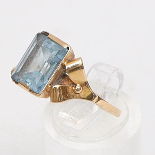 RING, 18k, with set blue decoration.