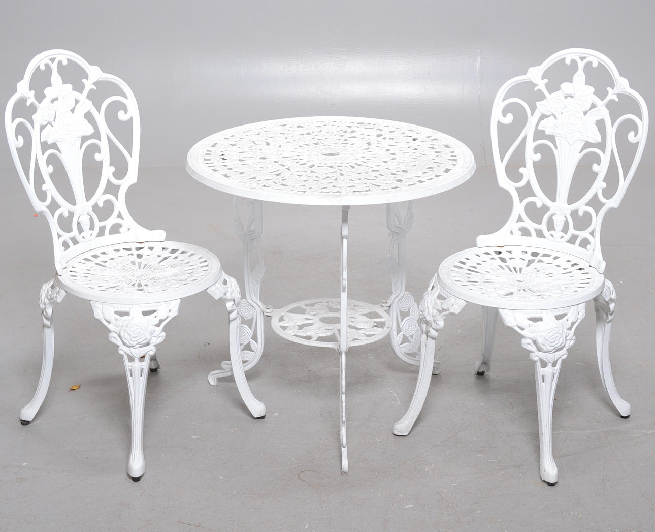 UTEMÖBEL GJUTGODS, GENOMBRUTEN DEKOR.