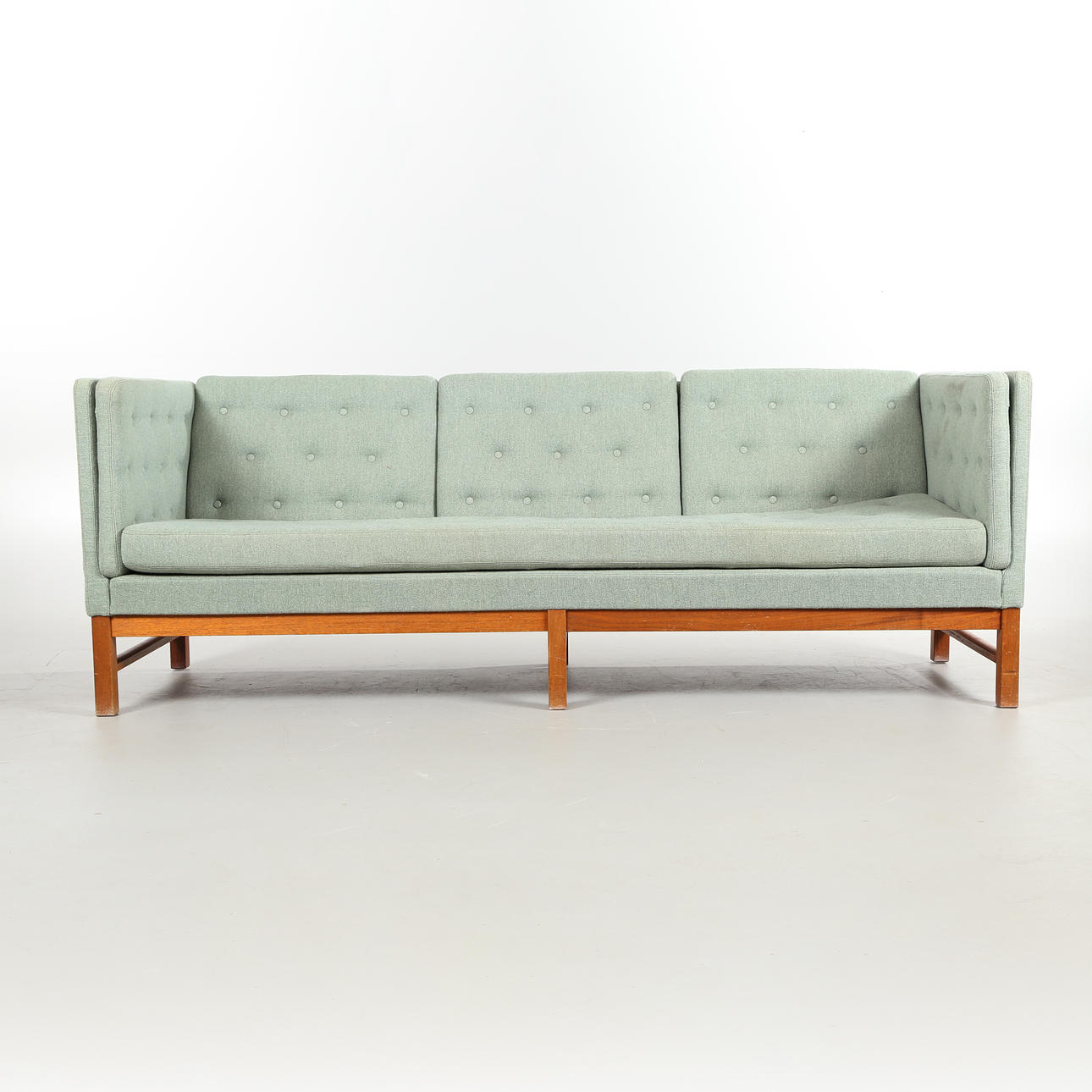ERIK JØRGENSEN. Three-seater sofa model EJ315/3.