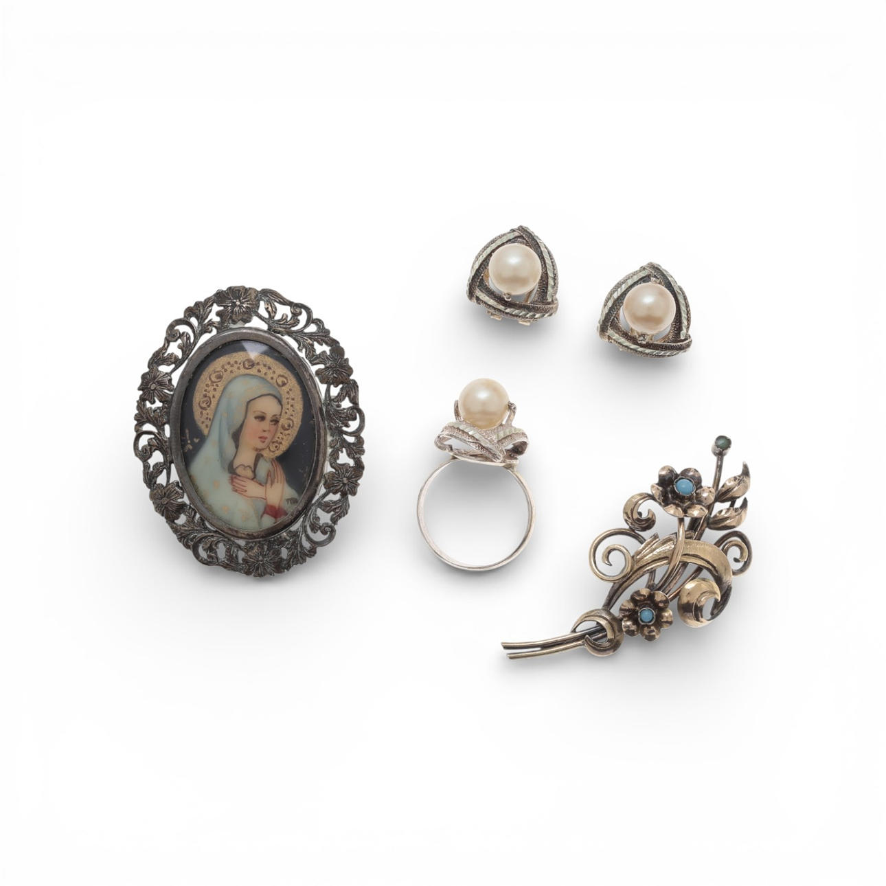 Various silver jewels.