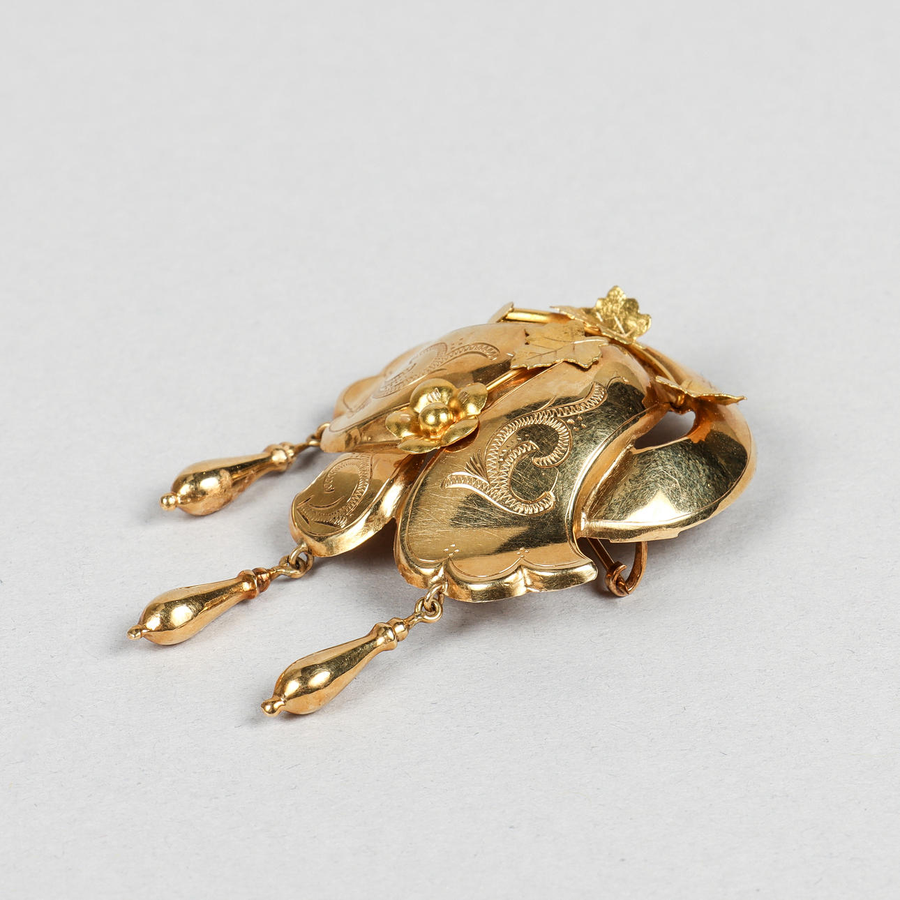 BROOCH 18k gold.