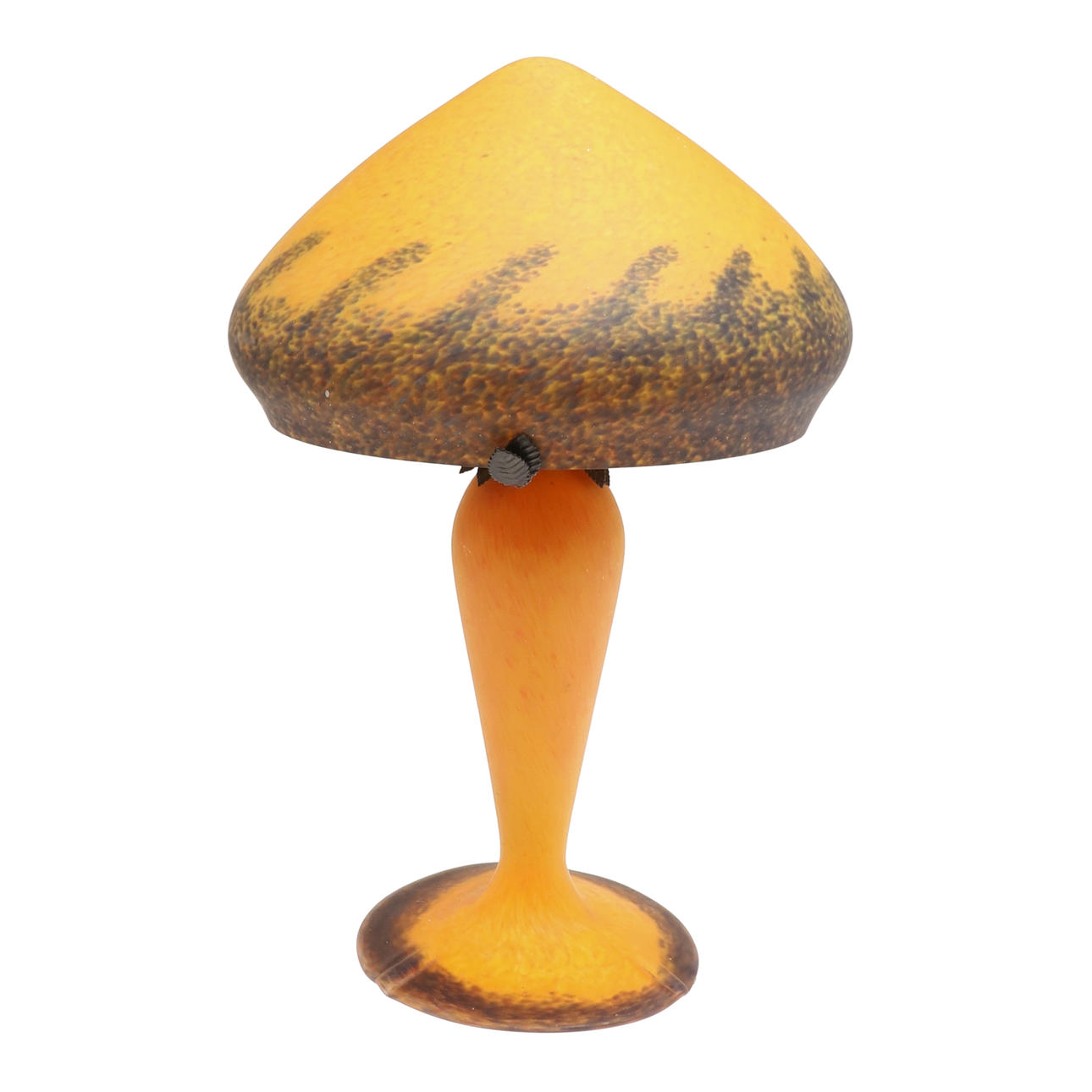 A TIFFANY STYLE GLASS LAMP.