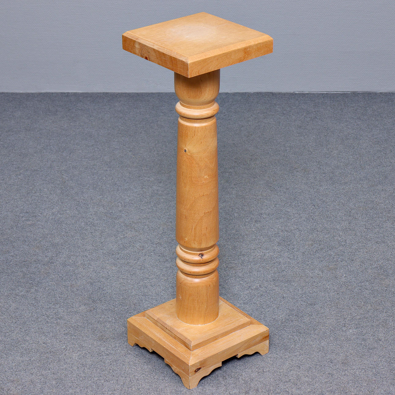 PEDESTAL IN TURNED BIRCH, 20TH CENTURY.