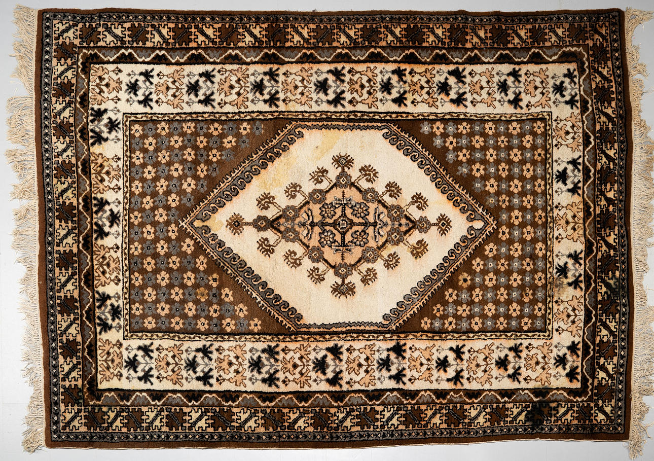 MATTA, Tunisien, ull, (270 × 192 cm).