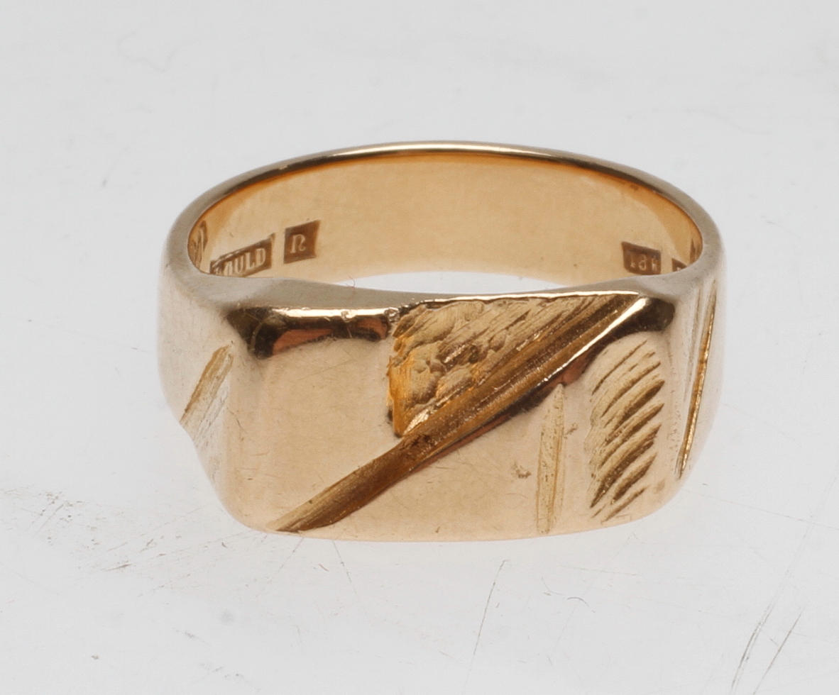 KLACKRING, 18k guld, vikt ca 10,8 gr.