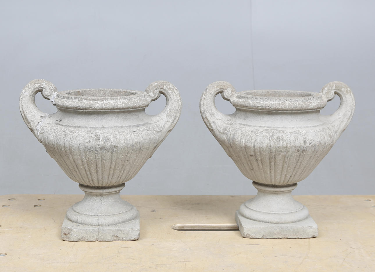 TRÄDGÅRDSURNOR, ett par, stenmassa, 1900-tal.