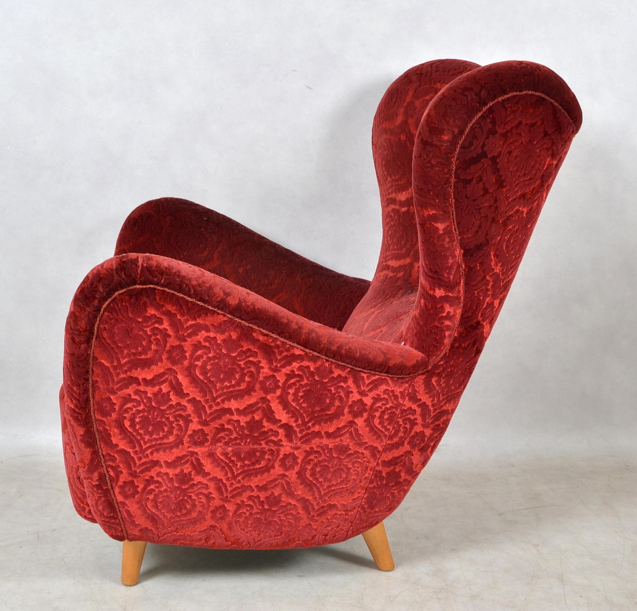 ÖRONLAPPSFÅTÖLJ, röd plysch, 1900-talets andra hälft.