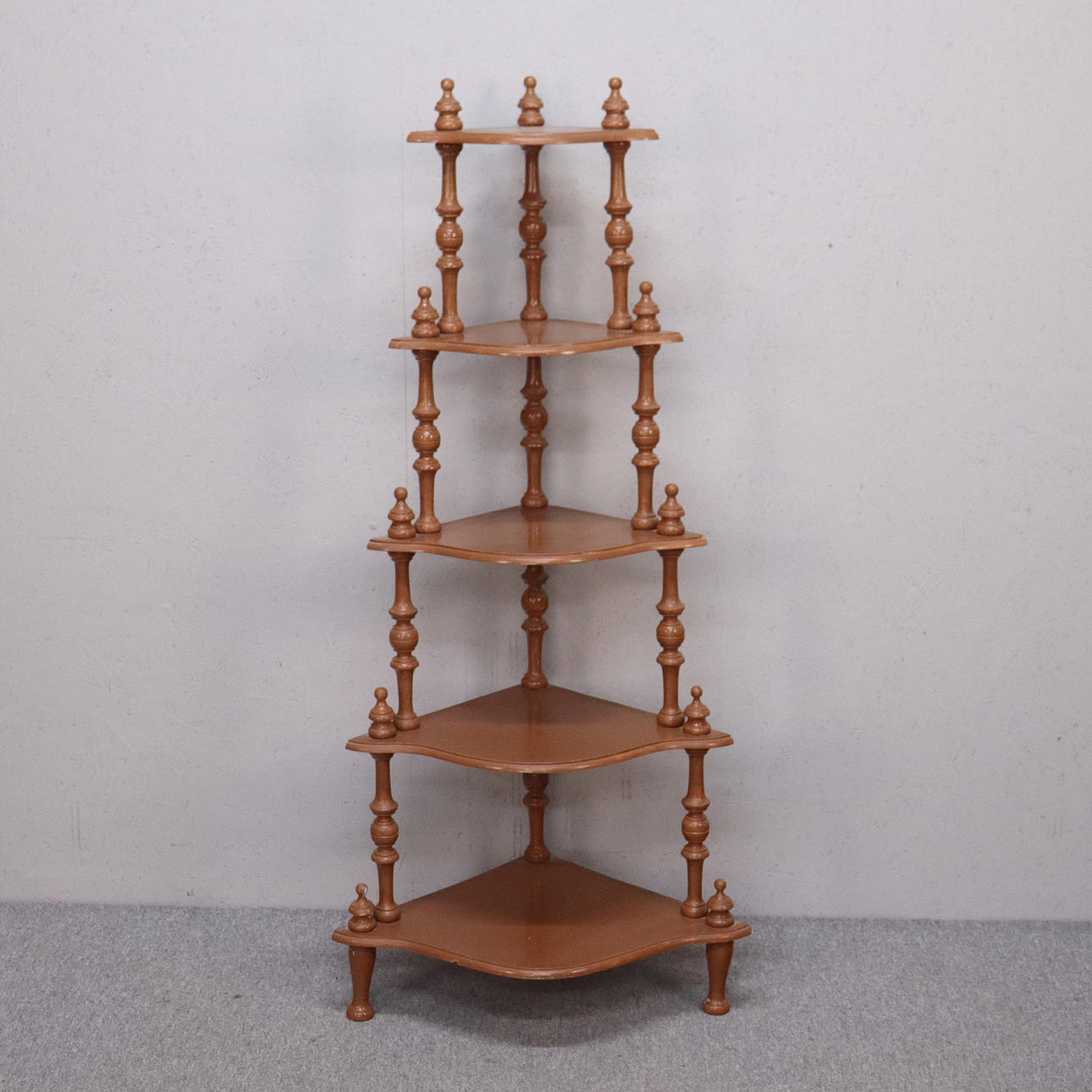 CORNER SHELF / ETIENNE, painted wood.