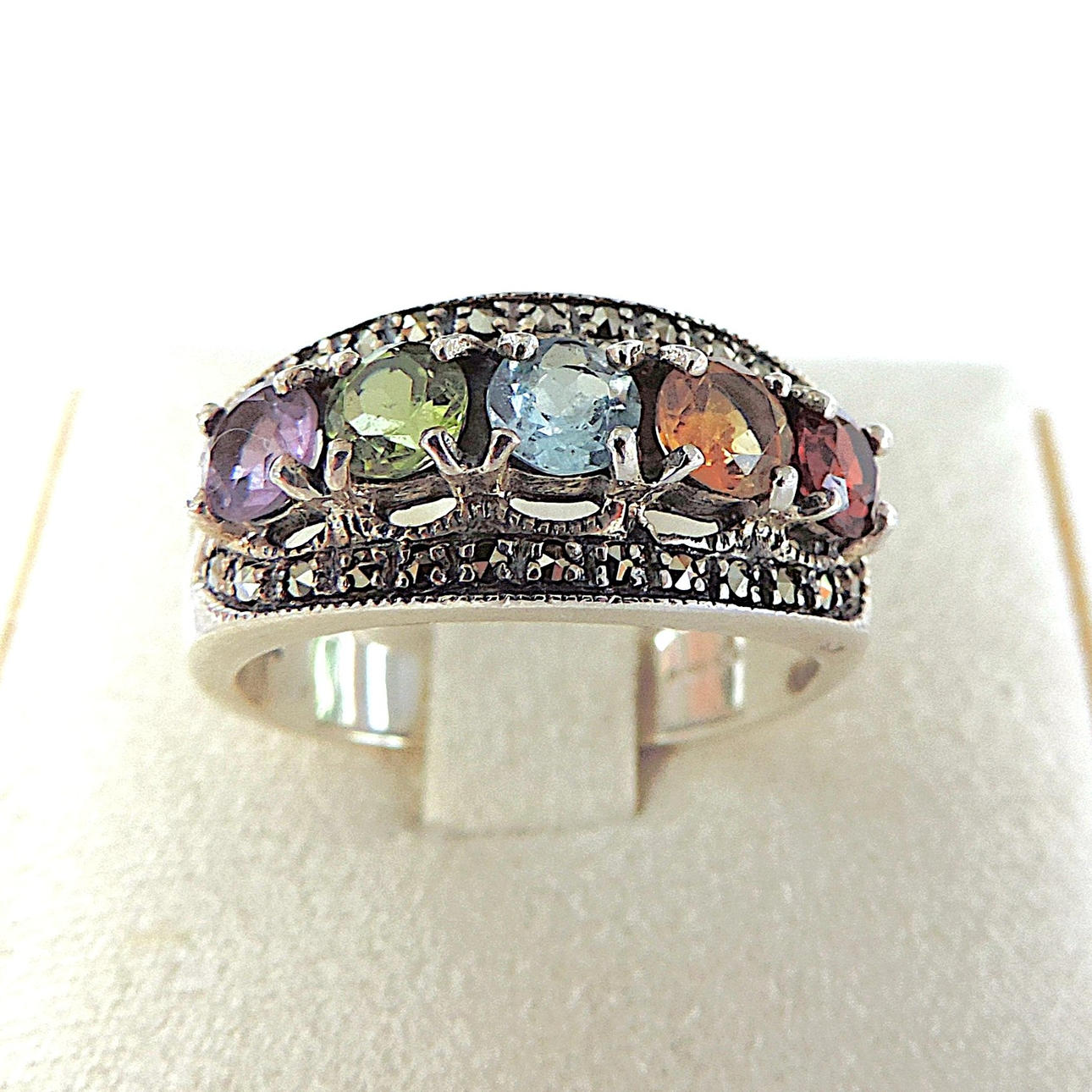 925 STERLING SILVER MULTI-COLOUR GEMSTONE RING.