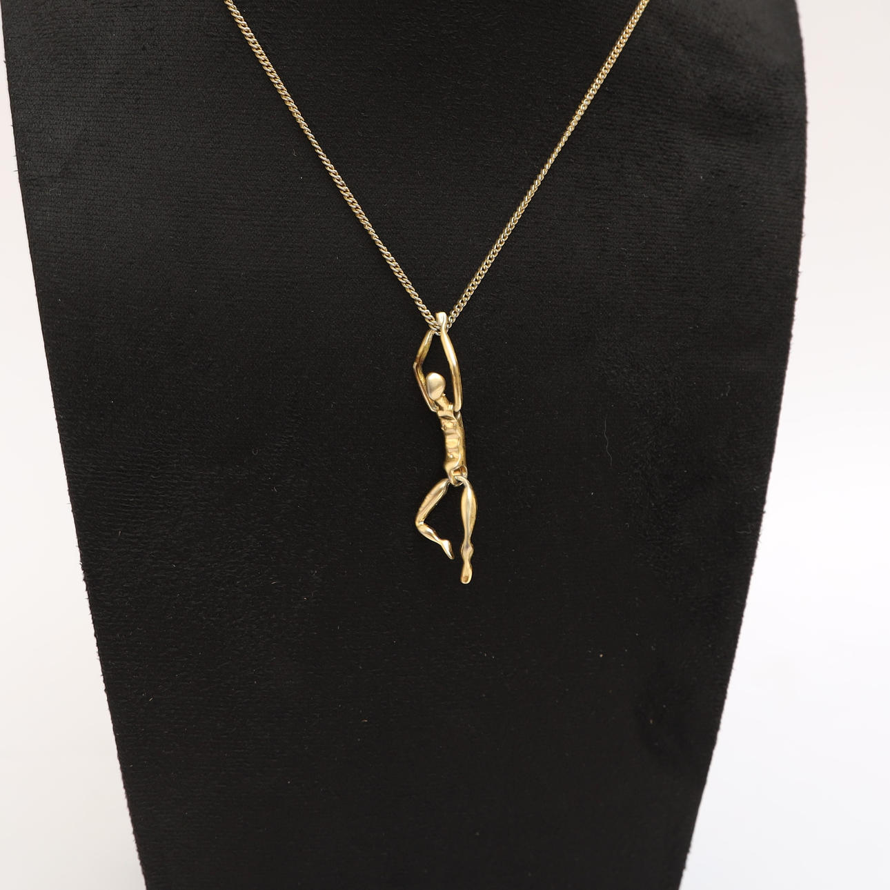 CHARLES JORDAN. Pendant with chain, metal.