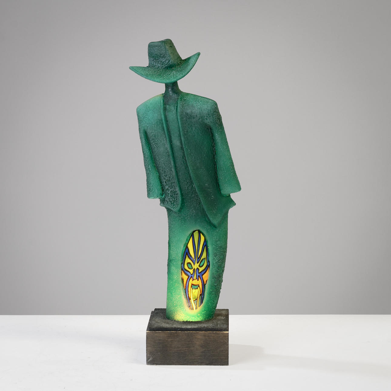 KJELL ENGMAN F. 1946. Kosta Boda glasskulptur med ljus 'Dansande man', signerad och numrerad på svensk auktion