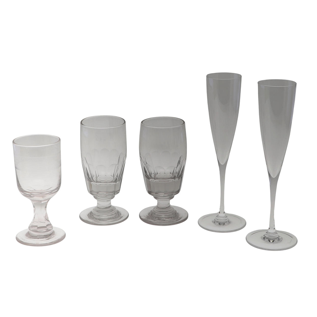 A MIXED LOT OF FIVE DRINKING GLASSES.