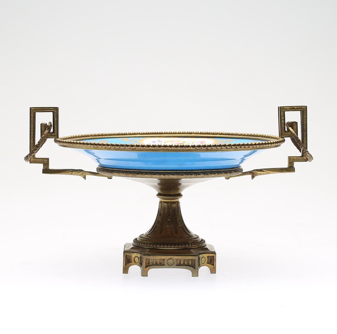 TAZZA, porslin och mässing, sannolikt Tyskland, omkring år 1900.