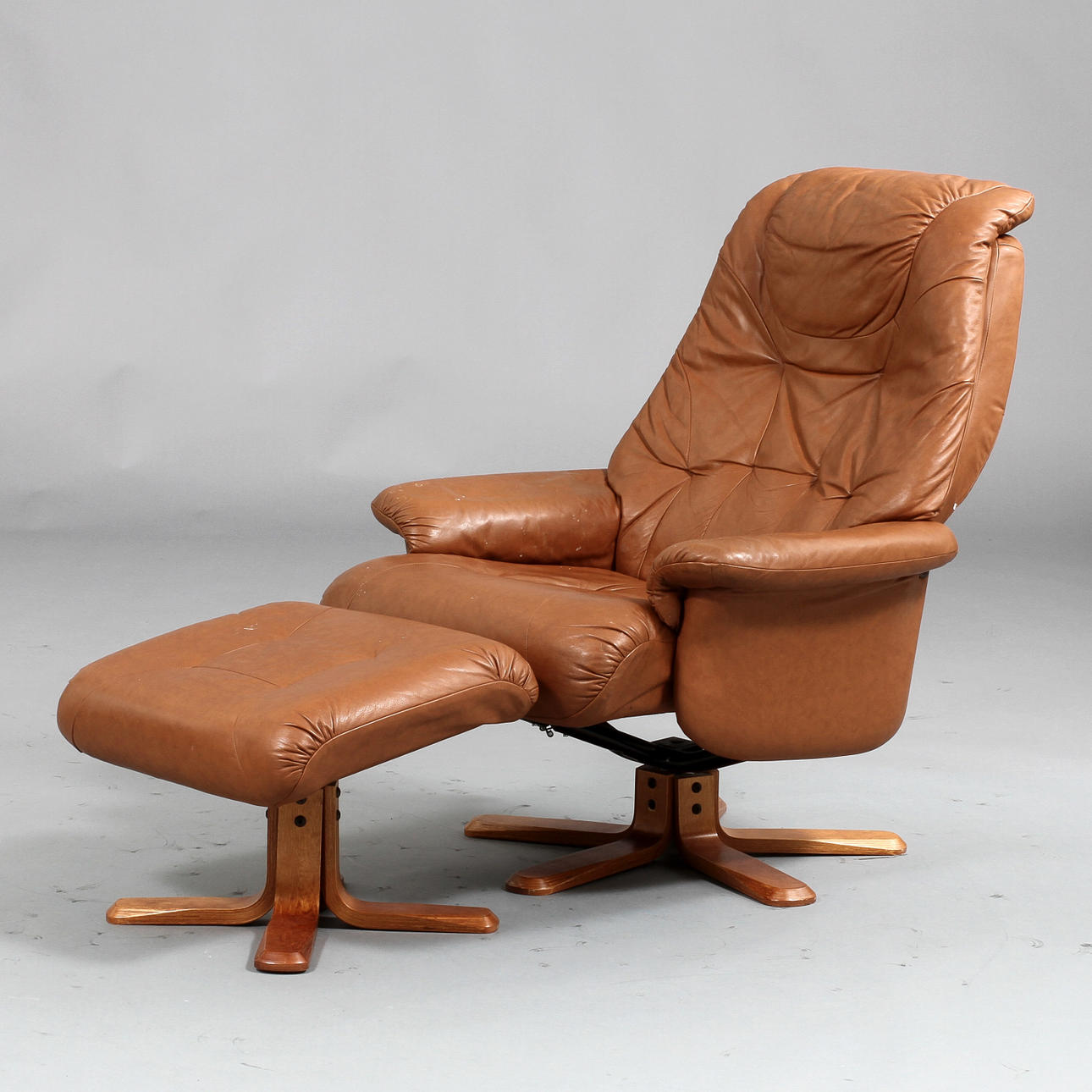 SNURRFÅTÖLJ med FOTPALL, Anderssons, Made in Sweden.