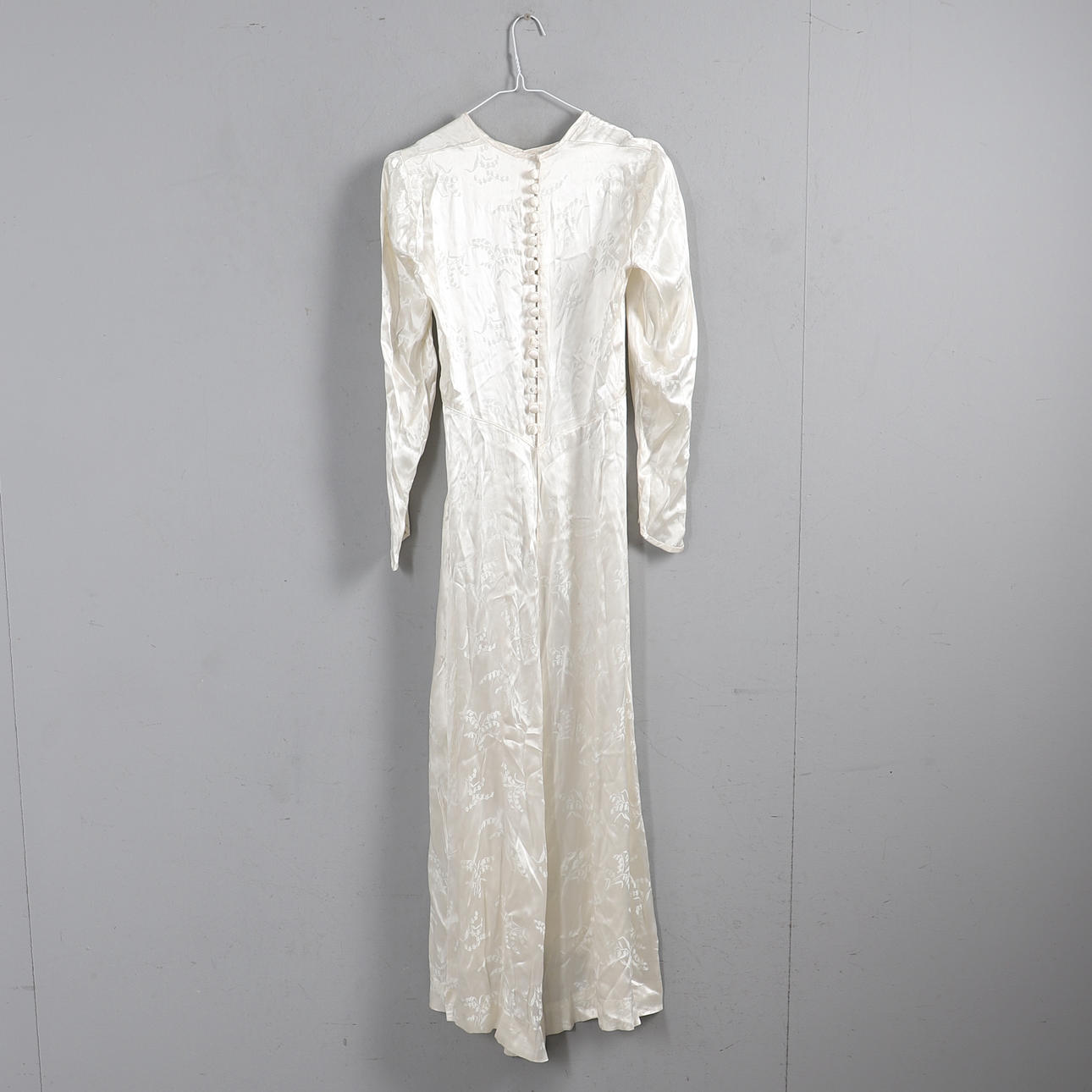 A 1940/50'S SILK WEDDING DRESS.