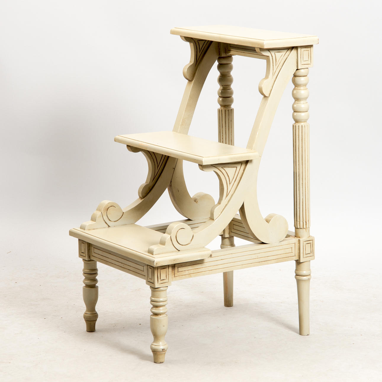 BIBLIOTEKSSTEGE, viktoriansk stil, gråmålad, samtida.