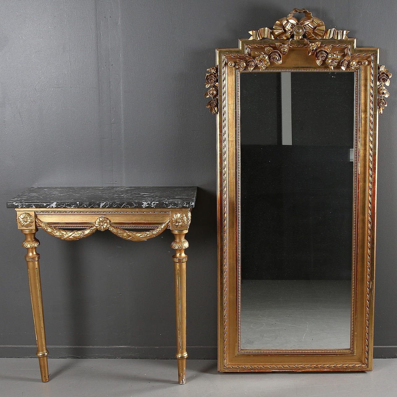 SPEGEL samt KONSOLBORD, Gustavianskstil, 18/1900-tal.