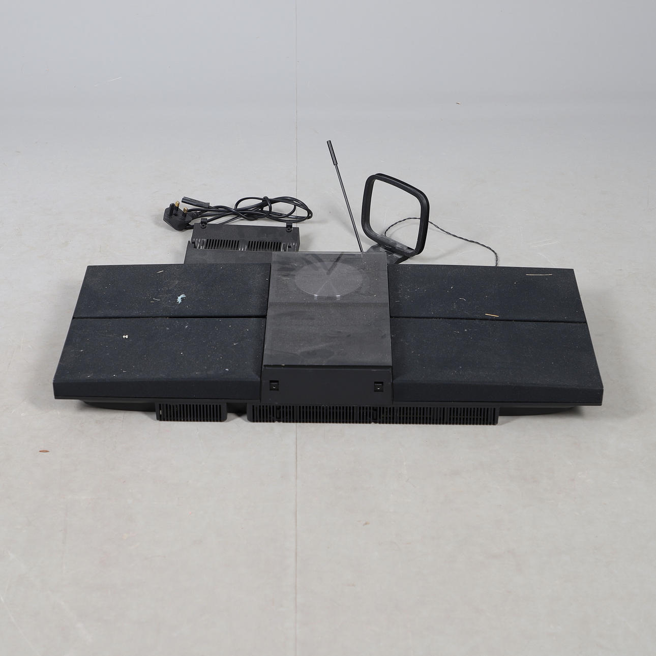 BANG & OLUFSEN. A 1990s BEOSOUND 2000 CD/CASSETTE PLAYER.