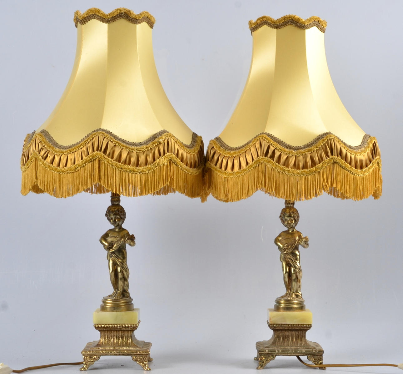 BORDSLAMPOR, 1 par, gulmetall och alabaster, 1900-talets andra hälft.