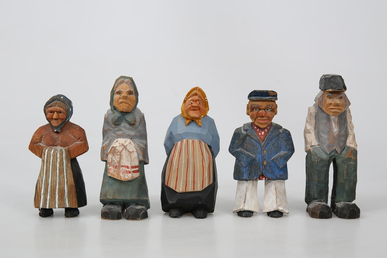 TRÄSNIDERIER, 5 stycken, monogramsignerade.